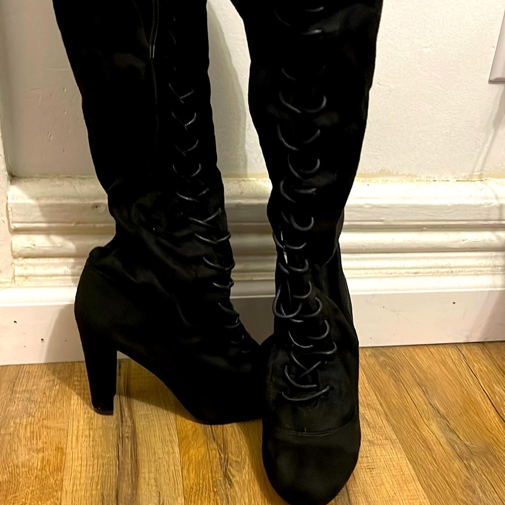 Beautiful tall boots size 7, brand new ready to ship anyday